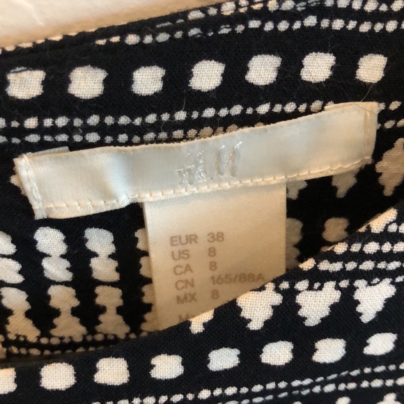 H&M LONG SLEEVE DRESS W/ KEYHOLE CUTOUT BACK - Picture 3 of 5